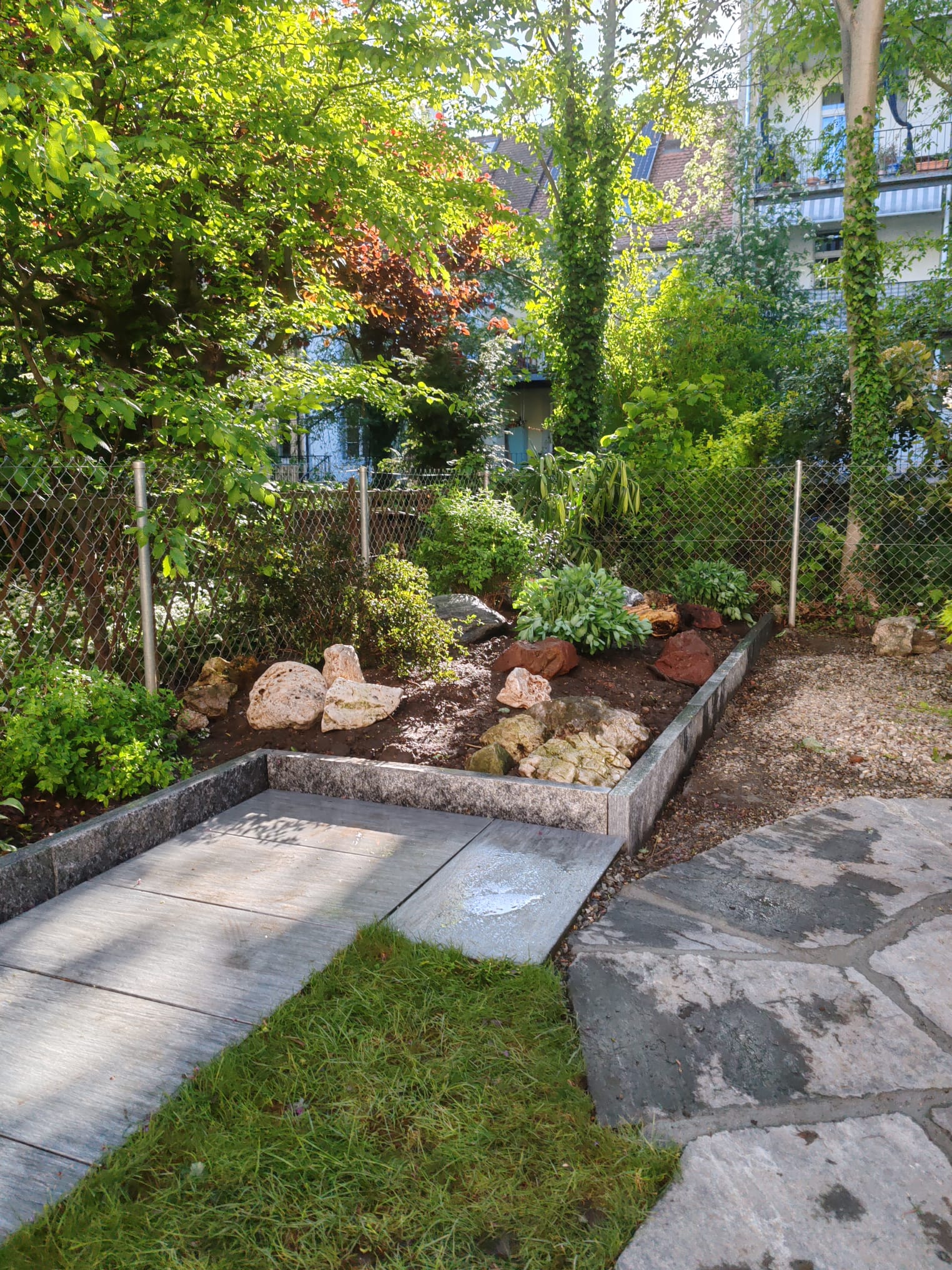 Garten-Neuanlage mit Beet und Naturstein-Einfassung im Fricktal
