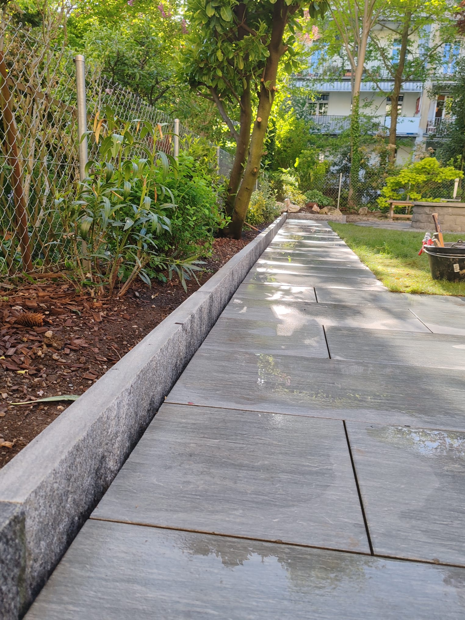 Plattenweg mit Granit-Randsteinen im Garten, S|L Garten Fricktal